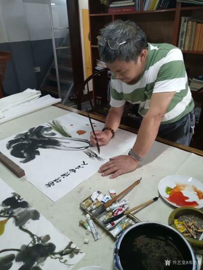 邓烈根生活-翰墨情书画乐，在南昌江纺厚德居杨斌工作室笔会，作国画《留得清白在人间》，60*6【图1】