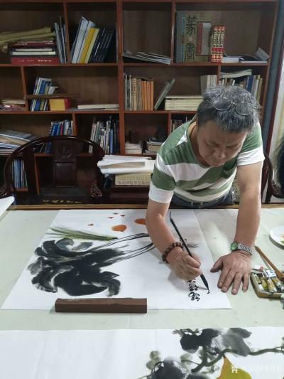 邓烈根生活-翰墨情书画乐，在南昌江纺厚德居杨斌工作室笔会，作国画《留得清白在人间》，60*6【图3】