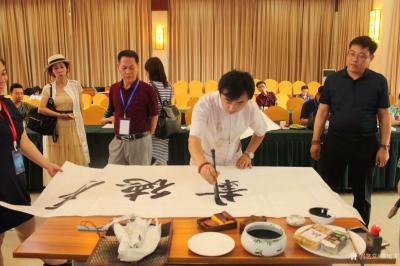 嵇境雷生活-第八届中国古建营造技术保护与发展学术会议暨特色镇发展论坛现场书法及留影
很喜欢【图2】