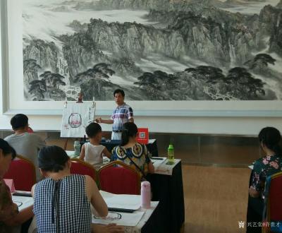 许贵才生活-在北京市房山区长阳美术馆教国画课！大家学习都非常认真。【图1】