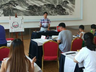 许贵才生活-在北京市房山区长阳美术馆教国画课！大家学习都非常认真。【图2】