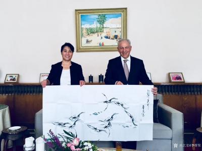 李尊荣日记-今天广然艺术团队走进了摩洛哥大使馆，大使梅库阿尔先生对中国的龙文化，鱼文化及中国【图2】