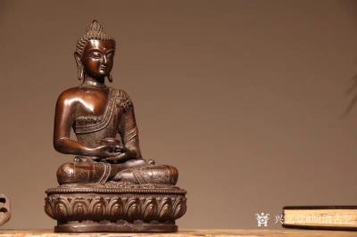 明清古艺收藏-释迦摩尼•佛
尺寸:高21厘米  材质：紫铜
包浆温润，开脸端庄，做工精致 【图4】