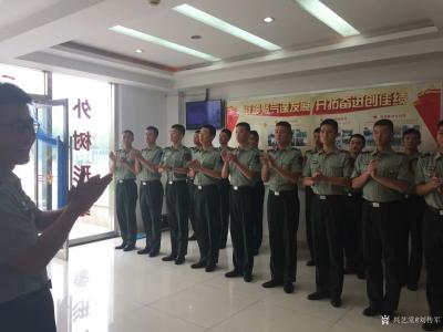 刘传军生活-为庆祝中国人民解放军成立91周年，应邀同高新美协的同志们来到了山东省军区，同官兵【图1】