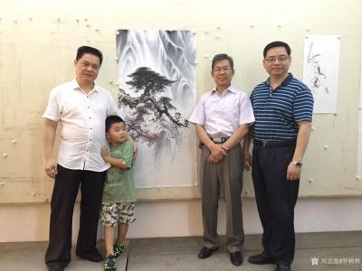 罗树辉生活-今天“三剑客”小型雅聚，一边听歌，一边踏着音乐的节奏与韵律，挥毫泼墨，不亦乐乎。【图2】