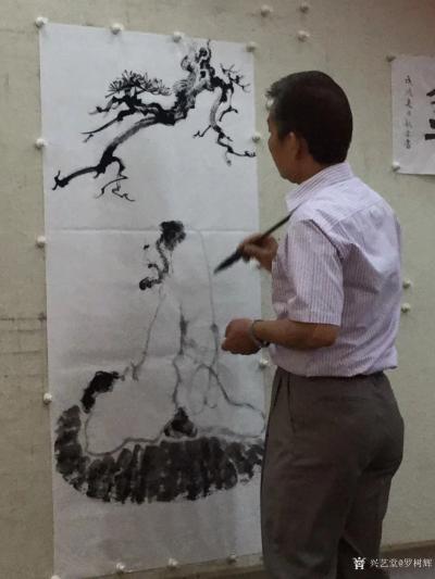 罗树辉生活-今天“三剑客”小型雅聚，一边听歌，一边踏着音乐的节奏与韵律，挥毫泼墨，不亦乐乎。【图1】