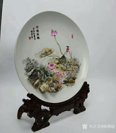杨增超日记-石画新作品《荷塘清趣》上架！    
瓷盘直径整体高38cm，盘中镶贴灵璧石，【图3】