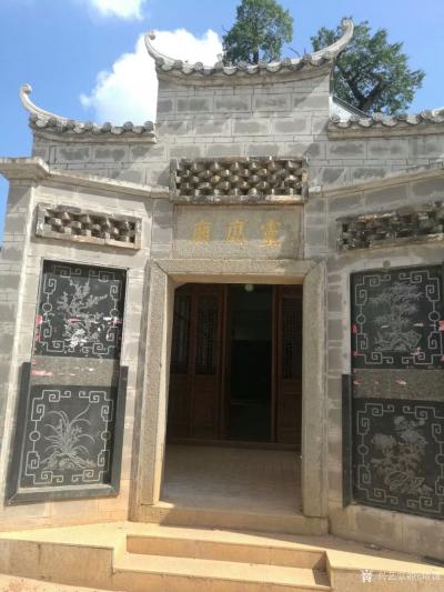 陈培泼日记-《在长坊》～陈培泼诗作
大片大片的荷花
坐落在长坊村的稻田里
莲蓬在不断被【图1】