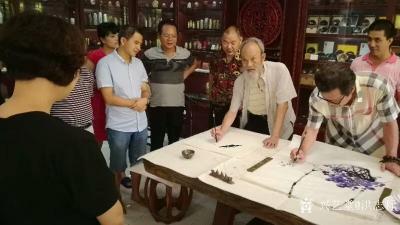 洪志标日记-两分钟笔下的剪纸艺术家艾俊波,以及其他几幅肖像速写，请欣赏【图2】