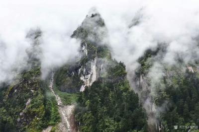 邓烈根日记-写生创作《云迷山峰醉自然》，《耀眼赤石天水边》写自四川海螺沟所见，国画山水写生作【图1】