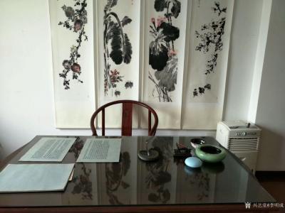 李明成日记-一个人画笔提起来，
整个世界都安静了
窗外的风声雨声说话声
仿佛也听不见[【图1】