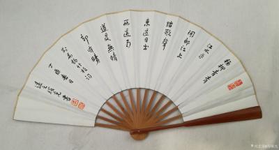 马曙光日记-马曙光书画《古诗文折扇》
杨柳青青江水平，
闻郎江上踏歌声。
东边日出西边【图2】