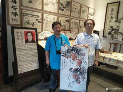 徐如茂生活-近期画的国画葡萄和荷花很受游客欢迎，现场订制，购买后喜笑颜开合影留念【图1】