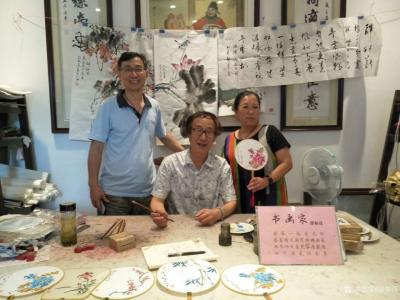 徐如茂生活-近期画的国画葡萄和荷花很受游客欢迎，现场订制，购买后喜笑颜开合影留念【图4】