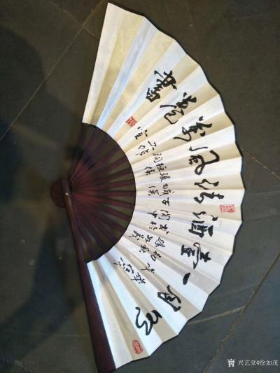 徐如茂生活-近期画的国画葡萄和荷花很受游客欢迎，现场订制，购买后喜笑颜开合影留念【图7】