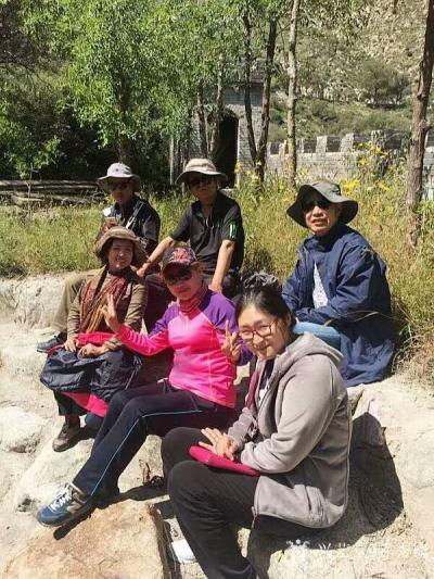 陈秀梅生活-9月8日早上7点半就和画院的付院长王平及同行们一同到宁夏贺兰山小口子写生，虽然背【图4】