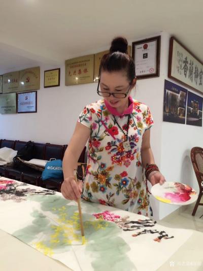 汪琼生活-在黄山卫康作画掠影……创作了《神仙图》，国画花鸟画，尺寸50*60cm，《富贵吉【图1】