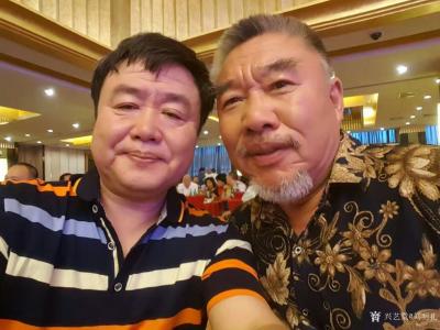 刘明礼生活-在李金斗老师收徒仪式上赠送国画作品《天佑高原》，并与众明星艺人合影留念【图6】