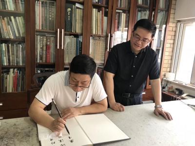 石广生收藏-教师节前往探望恩师方楚雄教授和师母林淑然老师，得赠其新出画集，老师欣然题诗相赠：【图2】