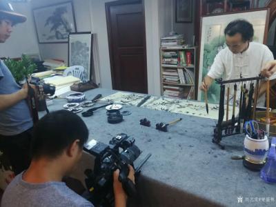 粟盛林荣誉-9月11日深圳广播电视台采访拍摄中。现场绘制国画花鸟画《竹报平安》，尺寸条屏36【图1】