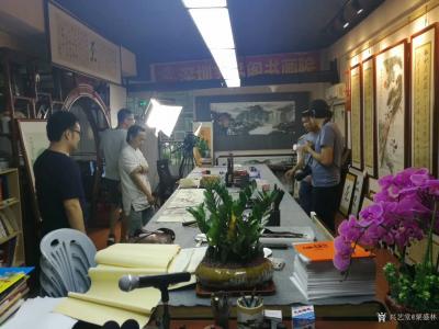 粟盛林荣誉-9月11日深圳广播电视台采访拍摄中。现场绘制国画花鸟画《竹报平安》，尺寸条屏36【图2】