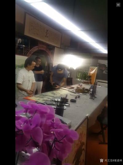 粟盛林荣誉-9月11日深圳广播电视台采访拍摄中。现场绘制国画花鸟画《竹报平安》，尺寸条屏36【图4】