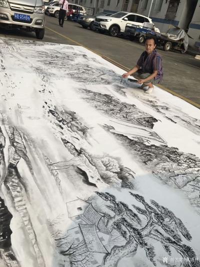 粟盛林日记-这炎热的夏天在室外绘画就是汗水、雨水、自来水加彩墨之间的相互交融绘制而成的巨幅山【图1】