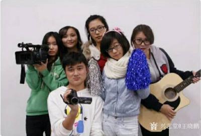 王晓鹏生活-在广西艺术学院……和学生一起总是开心的。
祝你们天天快乐！【图3】