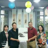 艺术家陈刚生活:回龙窝手工厂观摩陈刚油墨蘸画。
中秋佳节阖家团圆，可是飞禽【图0】