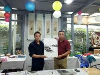 艺术家陈刚生活:回龙窝手工厂观摩陈刚油墨蘸画。
中秋佳节阖家团圆，可是飞禽【图1】