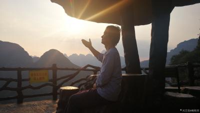 杨牧青日记-手是人接收、接受宇宙能量的之一种，手势又是一种无文字、无言语式的信息交流。

【图1】