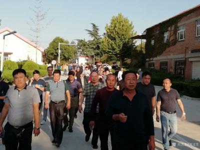 刘文生生活-我们一百多名战友一起到我们曾经当兵的单位参观，为了祖国的需要我们从全国各地走到了【图4】