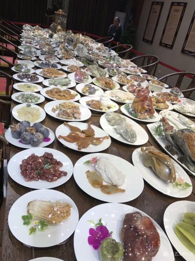 汪琼生活-在福州近距离欣赏世界吉尼斯纪录用寿山石雕刻的满汉全席！在福州政协书画院作画合影留【图2】