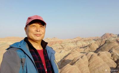 秦发艺生活-七彩丹霞风景区。
七彩丹霞地貌群位于甘肃省张掖市临泽县倪家营乡南台村，平均海拔【图2】