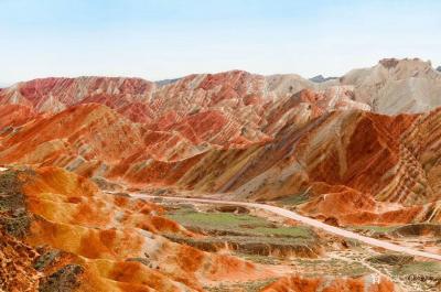 秦发艺生活-七彩丹霞风景区。
七彩丹霞地貌群位于甘肃省张掖市临泽县倪家营乡南台村，平均海拔【图4】