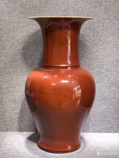 罗邵华收藏-红釉凤尾尊，清晚期，造型洁简大方，优美俊雅，彰显出俏丽的曲线美感。通体满施红釉。【图1】