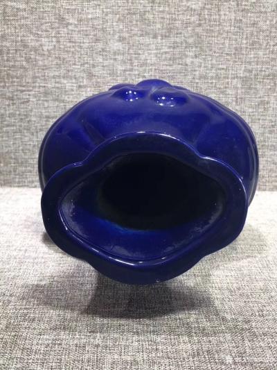 罗邵华收藏-瓷器《霁蓝包袱瓶》清朝晚期，包袱瓶此尊造型独特，胎体密实，瓷质细腻，瓶口至腰部为【图3】