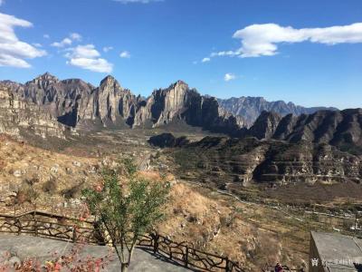 杨牧青日记-感恩摄影之美一一面南而望，基地对面是大金佛站以慧眼相视，后面是红尊渔塘农家，左【图1】