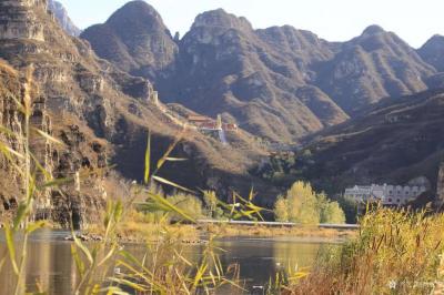 杨牧青日记-感恩摄影之美一一面南而望，基地对面是大金佛站以慧眼相视，后面是红尊渔塘农家，左【图2】