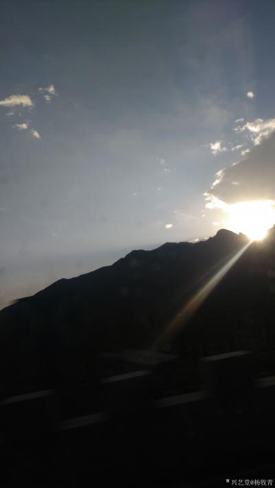 杨牧青日记-感恩摄影之美一一面南而望，基地对面是大金佛站以慧眼相视，后面是红尊渔塘农家，左【图7】