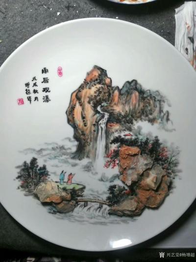 杨增超日记-奇石瓷画新作品《雨后观瀑》，奇石瓷画是天然奇石与瓷盘绘画巧妙结合，平面图画与立体【图1】