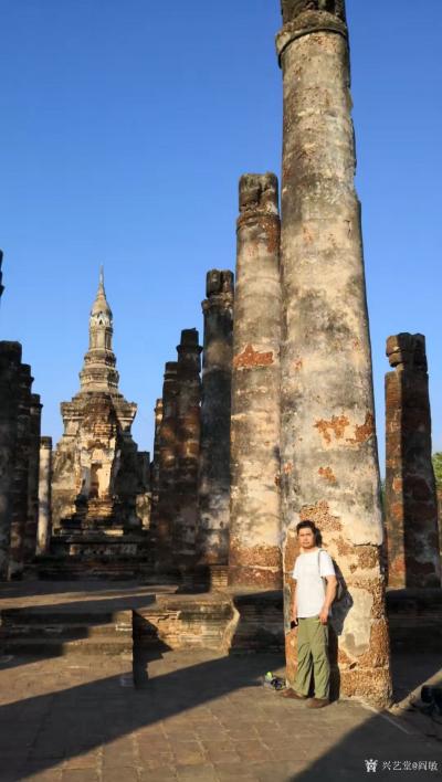阎敏收藏-《观泰国神庙坐佛有感》泰国一日游——穿越时空之门：素可泰的马哈太神庙，古朴、厚重【图1】