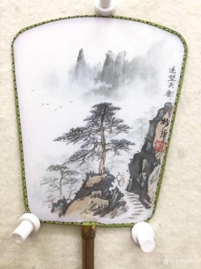 罗树辉日记-国画山水画松树系列作品《遥望天都》，《云雾山中》，材质绢扇，扇体轻盈，画面淡雅，【图2】