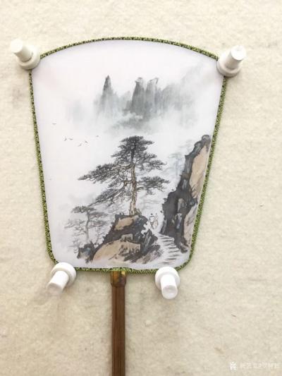 罗树辉日记-国画山水画松树系列作品《遥望天都》，《云雾山中》，材质绢扇，扇体轻盈，画面淡雅，【图3】