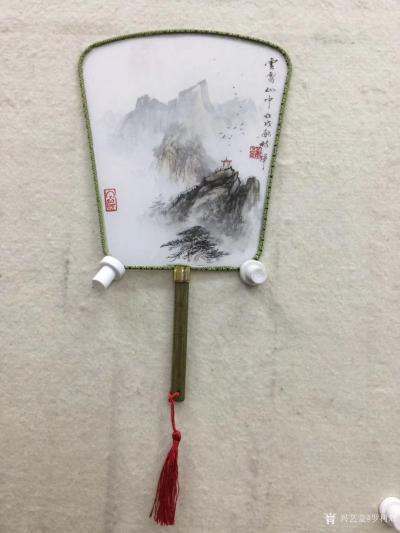 罗树辉日记-国画山水画松树系列作品《遥望天都》，《云雾山中》，材质绢扇，扇体轻盈，画面淡雅，【图4】