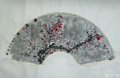 欧凯歌日记-国画花鸟扇面梅花《报春图》，近日降温，一觉醒来忽见车顶雪，便知隆冬已然来，写枝红【图1】