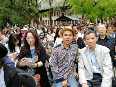 石不言生活-《母校北大120周年校慶》诗歌两首，作者石文
槐花怒放飄香思，桃李果成待熟時。【图4】