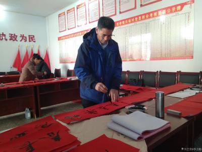 李万勤日记-喜迎新春韩城市板桥镇共裕村特邀韩城书法名家书写春联【图3】