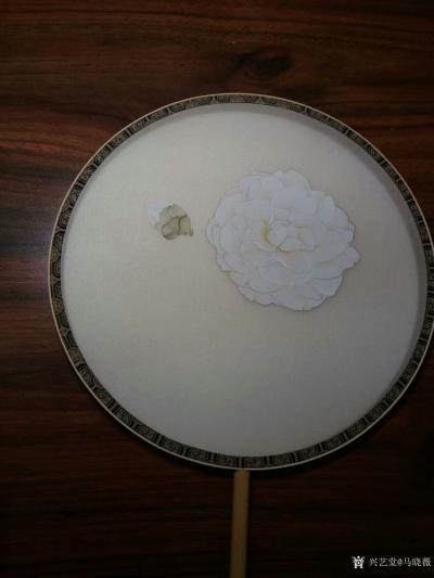 马晓薇日记-国画工笔团扇面茶花作品一幅完成分享图片给大家欣赏。
   羡慕南方有茶花，一定【图1】