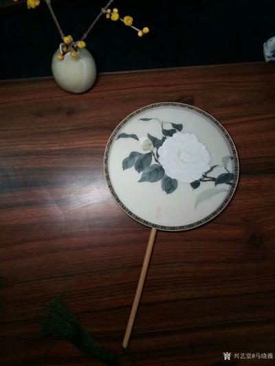 马晓薇日记-国画工笔团扇面茶花作品一幅完成分享图片给大家欣赏。
   羡慕南方有茶花，一定【图2】